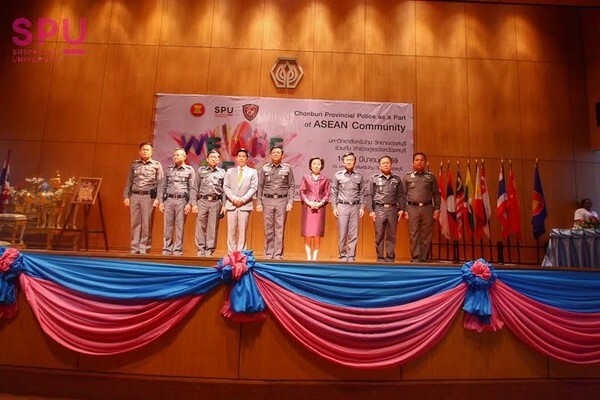 ภาพข่าว: ASEAN:SPU : มหาวิทยาลัยศรีปทุม วิทยาเขตชลบุรีร่วมกับ ตำรวจภูธรจังหวัดชลบุรี จัดอบรมเกี่ยวกับประชาคมอาเซียน