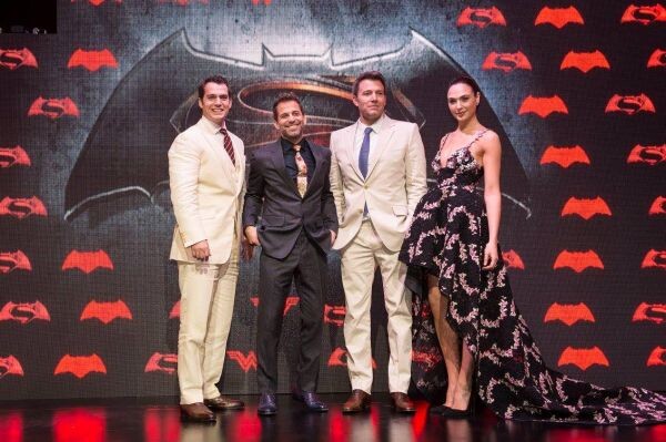 เบ็น เอฟเฟลค ,เฮนรี่ คาวิลล์ , แกล กาโดต์ และผู้กำกับ ร่วมงานพรีเมียร์ Batman v Superman: Dawn of Justice ที่ เม็กซิโก