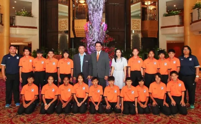 ภาพข่าว: ต้อนรับนักกีฬาฟุตบอลหญิงเยาวชนทีมชาติไทย