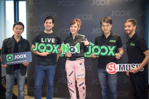 พลอยชมพูชวนแฟนคลับเพิ่มดีกรีความฟินแบบใกล้ชิด กับกิจกรรม “JOOX Exclusive Meet & Greet กับ Ploychompoo”