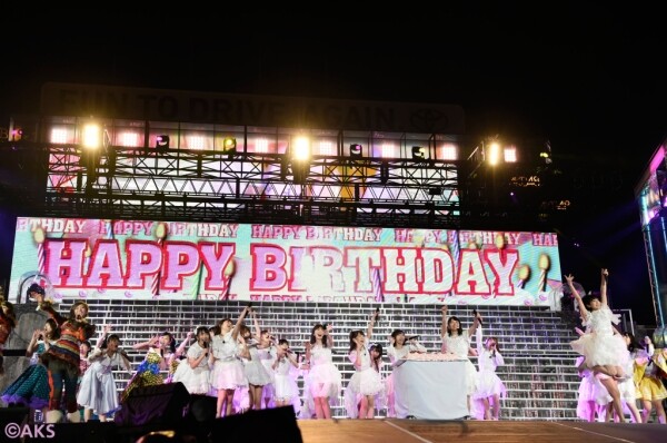 “AKS” ญี่ปุ่น ไฟเขียว “ไทย” ประกาศสร้างไอดอลกรุ๊ป “BNK48” กลางงานคอนเสิร์ตฉลอง 10 ปีวงไอดอลรุ่นพี่จากญี่ป่น “AKB48”
