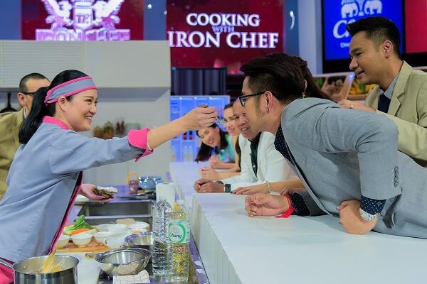 ทีวีไกด์: รายการ “เชฟกระทะเหล็ก กับโรงเรียนกระทะเหล็ก” (Cooking with Iron Chef) “เชฟไก่” เปิดห้องเรียน..รับวันหยุด สอนรังสรรค์เมนูจากวัตถุดิบจากญี่ปุ่น!