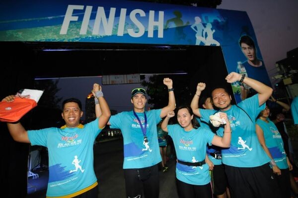 'นาวิน ต้าร์’ โชว์ฟิตนำทีมวิ่ง สร้างกระแสซดน้ำแร่ เพื่อสุขภาพ!! พร้อมทิ้งท้ายคำคม