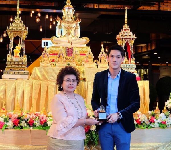 ภาพข่าว: กันต์ รับรางวัล “ทูตวัฒนธรรมไทย ในเทศกาลมหาสงกรานต์ 2559”