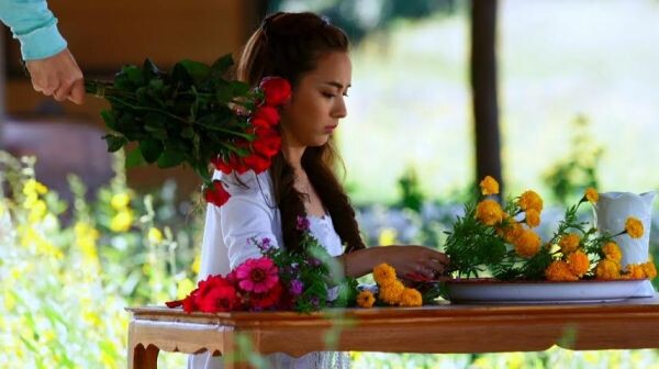“เม้าท์ BOY” แอบส่งดอกไม้สื่อบอกรัก “ใบเตย-สุวพิชญ์” ในซีรีส์ ส้มตำแฮมเบอร์เกอร์
