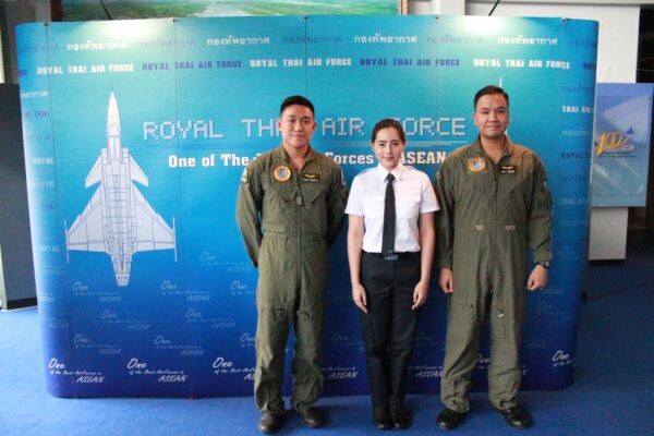 ศิษย์การบินหญิงสถาบันการบินพลเรือนร่วมสมัคร “นักบินหญิงแห่งกองทัพอากาศไทย”