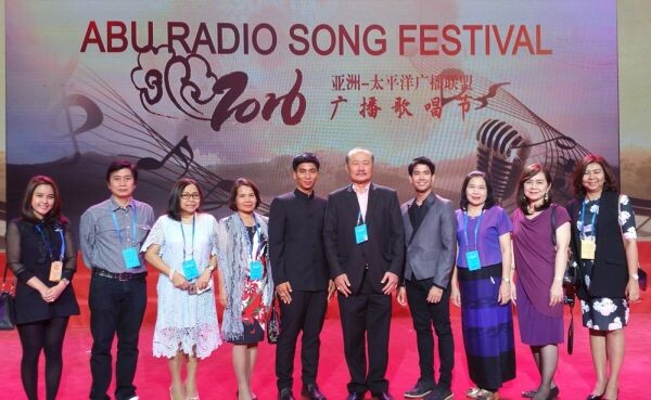 โอม-นวพล ระเบิดฟอร์ม!!! โชว์เพลงไทย “บนโลกนี้” สดๆ แฟนๆชาวจีน ตะลึง..ทึ่ง!! ในงาน ABU Radio Song Festival 2016