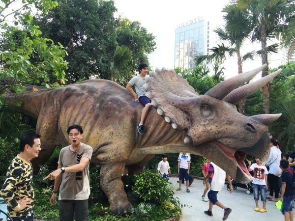ทีวีไกด์: รายการ "ที่นี่หมอชิต" “พ่อดู๋ –ลูกเอม” พาท่องเที่ยวสิงค์โปร์ ตะลุยโลกล้านปีที่ Dinosaur Planet