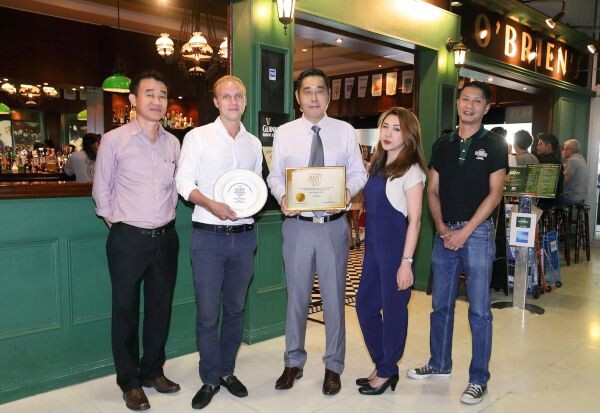 ภาพข่าว: ฟลาน โอเบรียนส์ไอริชผับ รับรางวัล 2 ปีซ้อนจากงาน Bangkok’s Best Restaurant Awards 2015