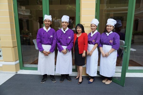 อ.ยิ่งศักดิ์ จับมือ ผู้ประกอบการร้านอาหารไทยในซิดนีย์ เปิดสอนอาชีพเชฟและการบริการป้อนร้านอาหารทั่วประเทศออสเตรเลีย ปีละ 300 คน ยืนยันค่าเรียนถูกกว่าบินไปเรียนที่ออสเตรเลียแถมได้งานแน่นอน