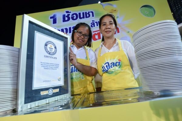 ซันไลต์ดันคนไทยทุบสถิติ กินเนสส์เวิลด์เรคคอร์ด ปี 2“1 ช้อนชา ล้างจานเยอะที่สุดในโลก 70 ใบ ใน 3 นาที”