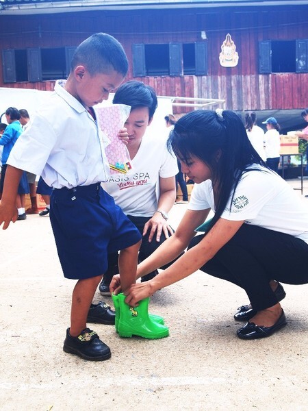 โอเอซิสสปาพาพนักงานจัดกิจกรรมเพื่อสังคม Giving Love in The Rain มอบความสุขให้แก่เด็กนักเรียนในท้องถิ่นทุรกันดาร