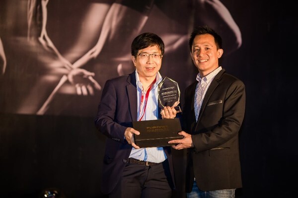 ภาพข่าว: CS LOXINFO กับรางวัลยอดขายสูงสุดในปี 2015 “Fortinet Platinum Partner of the Year Thailand 2015”