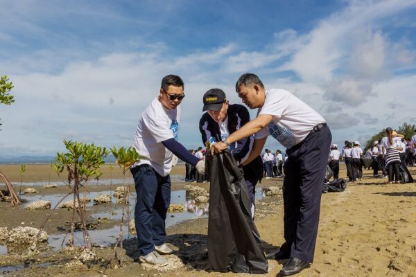 ภาพข่าว: เอสเอสไอทำความสะอาดหาดแม่รำพึงวันสิ่งแวดล้อมโลก 2559