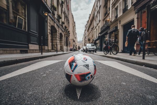 “อาดิดาส” เปิดตัว “ฟรากัส” (Fracas) ลูกฟุตบอลสำหรับศึกยูโร 2016 รอบน็อคเอาท์