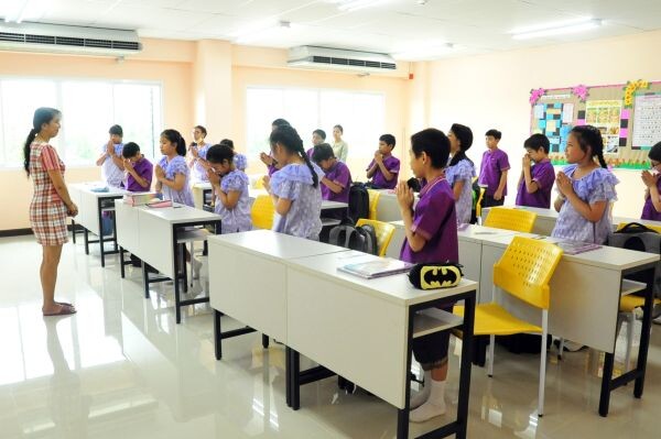 โรงเรียนสาธิตนวัตกรรม มทร.ธัญบุรี นำร่องส่งเสริมเอกลักษณ์ชาติไทย ชวนนักเรียนและคุณครู ร่วมแต่งกายด้วยผ้าไทยทุกวันศุกร์ สนองนโยบายรัฐบาล เน้นอยากเห็นเด็กไทยรู้รักษ์ความเป็นชาติไทย