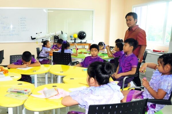โรงเรียนสาธิตนวัตกรรม มทร.ธัญบุรี นำร่องส่งเสริมเอกลักษณ์ชาติไทย ชวนนักเรียนและคุณครู ร่วมแต่งกายด้วยผ้าไทยทุกวันศุกร์ สนองนโยบายรัฐบาล เน้นอยากเห็นเด็กไทยรู้รักษ์ความเป็นชาติไทย