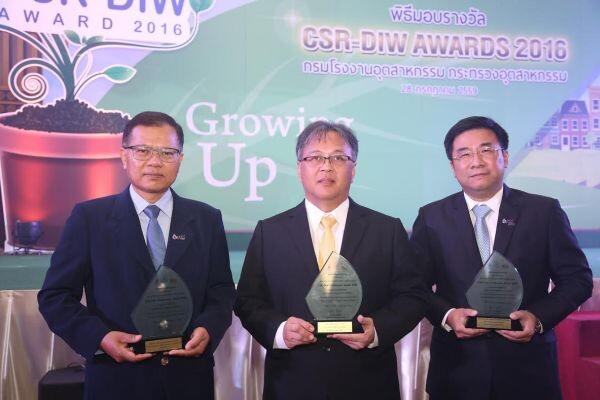ภาพข่าว: กลุ่ม ปตท. รับรางวัล CSR-DIW Awards 2016 โดยกระทรวงอุตสาหกรรม