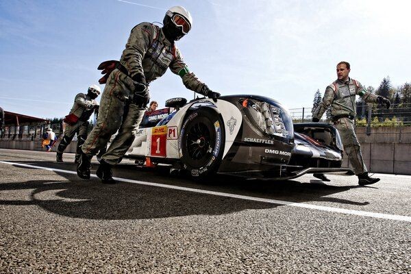 เทคโนโลยี Hybrid อันล้ำเลิศของสุดยอดรถแข่ง ปอร์เช่ LMP1