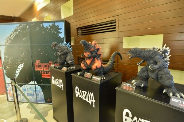 แฟนก็อดซิลล่าสุดฟิน รอบแรกกระหึ่มไทย เต็มทุกที่ อิ่มคับจอ กับ “Shin Godzilla” มหึมาความมันส์ขย้ำทุกอณู เซอร์ไพรส์เผชิญก็อดซิลล่ายักษ์ 2.50 เมตร