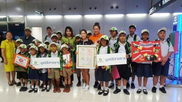 ภาพข่าว: เด็กนักเรียนทุนมูลนิธิสายธาร เบทาโกร ต้อนรับ โปรโม-โปรเม กลับประเทศไทย
