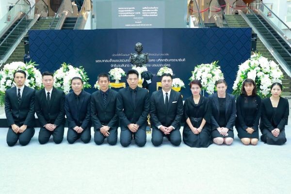 ภาพข่าว: บริษัท ดิอาจิโอ โมเอ็ท เฮนเนสซี่ (ประเทศไทย) จำกัด ร่วมถวายสักการะเบื้องหน้าพระบรมรูปปั้น
