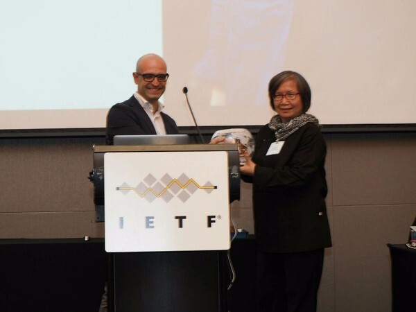 ดร.กาญจนา กาญจนสุต คนไทยคนแรกขึ้นรับรางวัล "โพสเทล เซอร์วิส อวอร์ด" จากประชาคมอินเทอร์เน็ตสากล