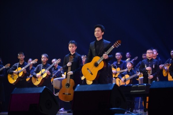 เบิร์ด-เอกชัย เจียรกุล โชว์ Guitar Orchestra ในคอนเสิร์ต "นบพระภูมิบาล บุญดิเรกเจ้าจอมไทย" เมล็ดพันธุ์ดนตรีจากต้นไม้ของพ่อ