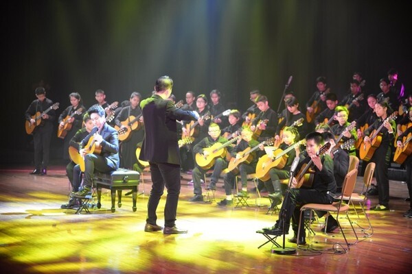 เบิร์ด-เอกชัย เจียรกุล โชว์ Guitar Orchestra ในคอนเสิร์ต "นบพระภูมิบาล บุญดิเรกเจ้าจอมไทย" เมล็ดพันธุ์ดนตรีจากต้นไม้ของพ่อ