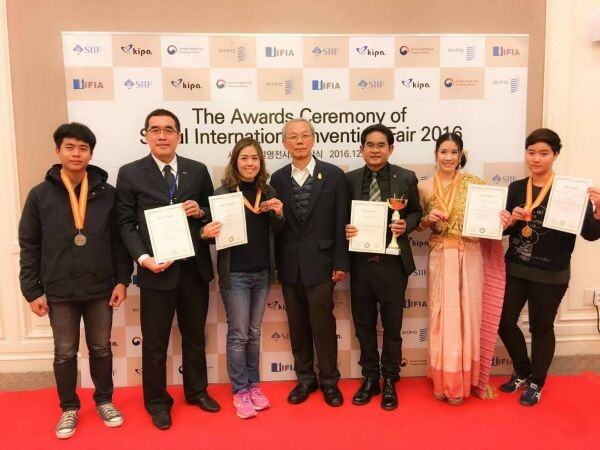 ทีมนักวิจัย มธ. คว้า 11 รางวัล งานประกวดนวัตกรรมนานาชาติ SIIF 2016 กรุงโซล เกาหลีใต้