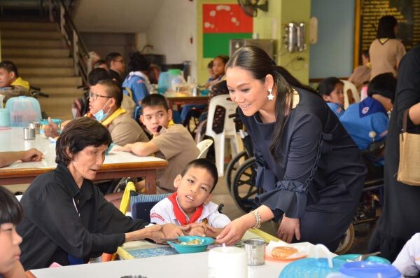 “ไฮโซปาร์ตี้” ชวนเพื่อนเซเลบริตี้ใจบุญ เลี้ยงอาหารเด็ก มูลนิธิอนุเคราะห์คนพิการฯ ปากเกร็ด ถวายเป็นพระราชกุศลแด่ ในหลวง ร.9