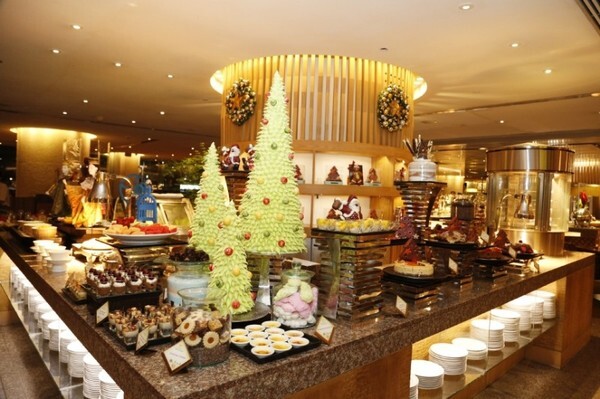 อาหารมื้อพิเศษต้อนรับเทศกาลคริสต์มาสในหลากหลายบรรยากาศริมแม่น้ำเจ้าพระยา ณ โรงแรมแชงกรี-ลา กรุงเทพฯ
