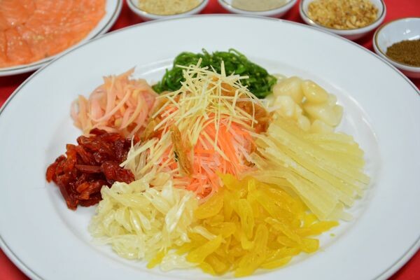 อาหารประจำเดือนมกราคม จากห้องอาหารจีนเจด การ์เด้น   เมนู"ยี่เซิง" และ"บะหมี่ห้าเซียน"