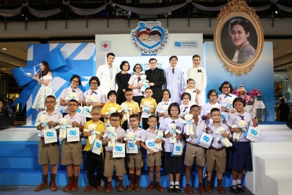 ห้างแว่นท็อปเจริญ ร่วมกับ มูลนิธิสงเคราะห์เด็กของสภากาชาดไทย สานต่อ “โครงการแว่นตาเพื่อน้อง” ปี 4 เชิญชวนชาวไทยร่วมส่งมอบความสุขคูณสองให้กับเยาวชนที่มีปัญหาด้านสายตาทั่วประเทศ