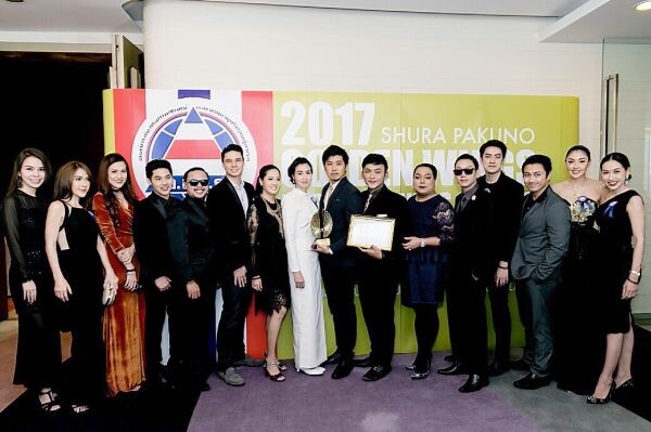 ฟิล์ม-น้ำชา-แมทธิว นำทีมศิลปินดารา รับรางวัล ปีกทองคำ (Golden Wings best business award)