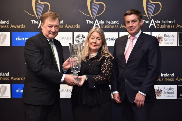 ภาพข่าว: ผู้บริหารกลุ่มบริษัท คิง เพาเวอร์ รับรางวัล “The Asia Ireland Business Awards”
