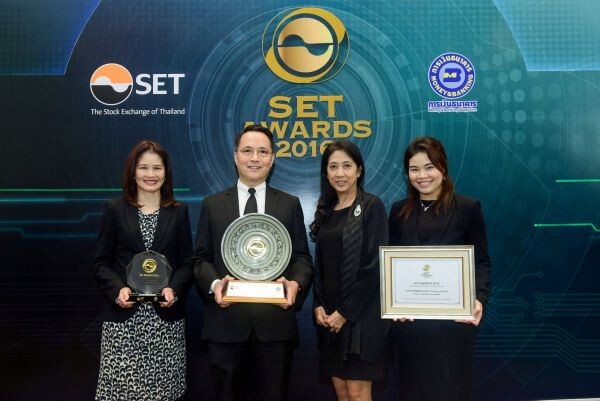 ภาพข่าว: กสิกรไทยรับ 2 รางวัลจากงาน SET Awards 2016