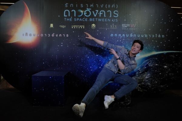 Movie Guide: กระหึ่มโซเชียล! ติดเทร็นด์ทวิตเมืองไทยชั่วข้ามคืน เซเลบวัยรุ่นเมืองไทย รวมตัวพิสูจน์หนังโรแมนติก-ไซไฟไอเดียกระแทกใจ “The Space Between Us รักเราห่าง(แค่)ดาวอังคาร”