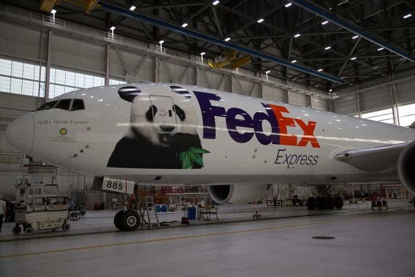 “เปาเปา” แพนด้ายักษ์เดินทางถึงเมืองเฉิงตูโดยเครื่องบินขนส่ง 777 ของเฟดเอ็กซ์