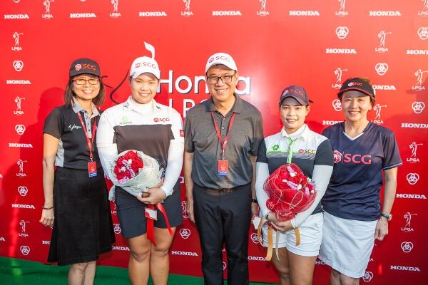 ผู้บริหารเอสซีจี ร่วมให้กำลังใจสองนักกอล์ฟสาวไทย “โปรเม-โปรโม” ในการแข่งขัน Honda LPGA Thailand 2017