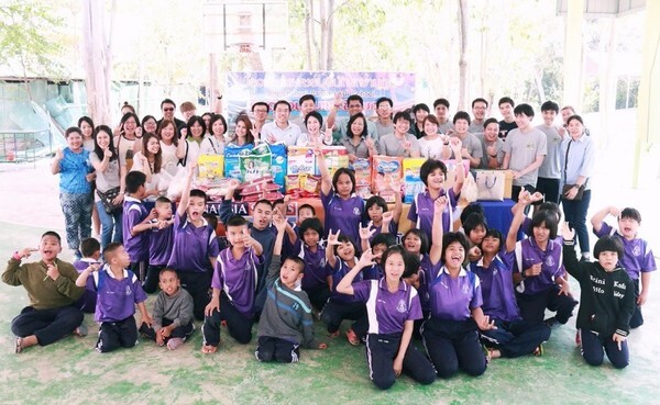 ภาพข่าว: ฟินันเซีย ไซรัส ปันน้ำใจให้กับน้องนักเรียน โรงเรียนเพชรบุรีปัญญานุกูล