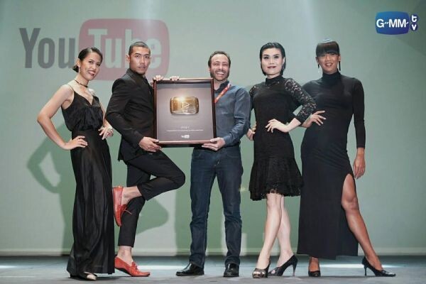 ภาพข่าว: “ป๋อมแป๋ม-กอล์ฟ-ก็อตจิ-เจนนี่” ตัวแทน “จีเอ็มเอ็มทีวี” รับรางวัล “YouTube Gold Button” ช่องที่มีผู้ติดตามมากกว่า 1 ล้าน!!!