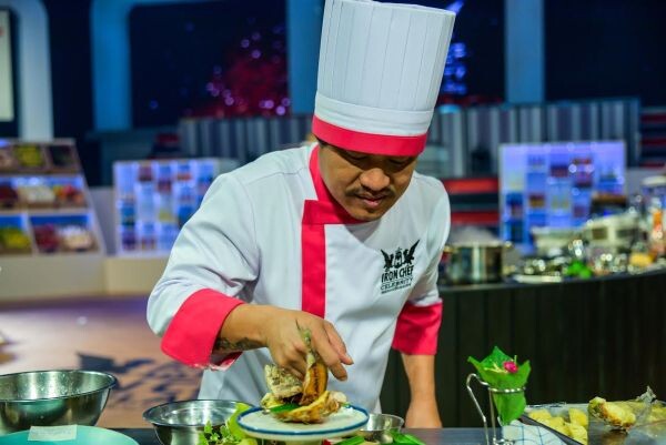 ทีวีไกด์: รายการ "เชฟกระทะเหล็ก ประเทศไทย (Iron Chef Thailand)" “กิ๊บซี่ วนิดา” ปะทะ “อู๊ด เป็นต่อ” สุดยอดเซเลบริตี้เชฟ เชฟกระทะเหล็กประเทศไทย