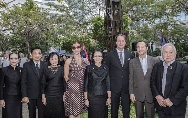 ภาพข่าว: ผลงานประติมากรรมวิลล์ ฟองตาสตีค เดอซ์ (Ville fantastique II) ของขวัญแด่กรุงเทพมหานคร โดยวาเลรี กูตาร์ ศิลปินชาวฝรั่งเศสชื่อดังที่เคยพำนักอยู่ในประเทศไทย ได้เปิดตัวอย่างเป็นทางการ ณ สวนเบญจสิริ กรุงเทพฯ