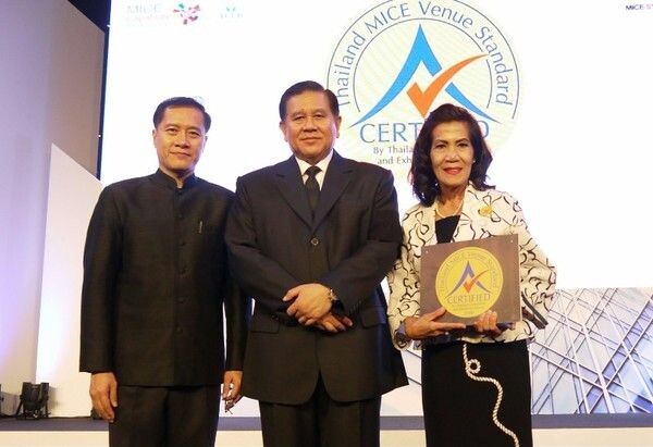 ภาพข่าว: โรงแรมไมด้า ทวารวดี แกรนด์ นครปฐม รับมอบรางวัล Thailand MICE Venue Standard จากรองนายกรัฐมนตรี