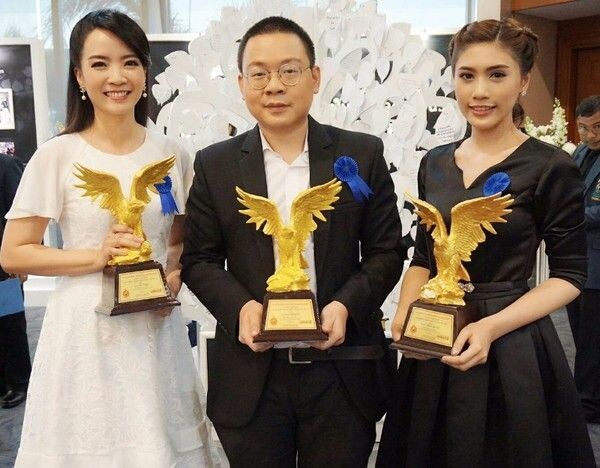 ภาพข่าว: ผู้ประกาศข่าวช่อง 8 ตบเท้ารับรางวัล ผู้รังสรรค์ข่าวยอดเยี่ยม ประจำปีพุทธศักราช 2560 (Best New Awards)