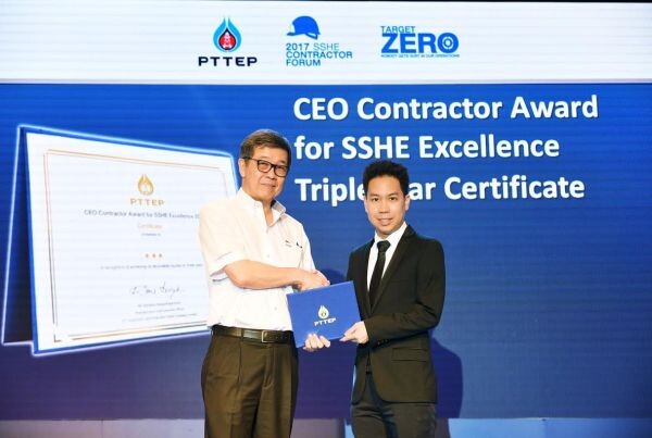 ภาพข่าว: TNDT รับรางวัล CEO Contractor Award for SSHE Excellence 2016 จาก PTTEP