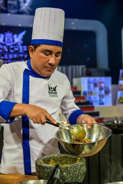 ทีวีไกด์: รายการ "เชฟกระทะเหล็ก ประเทศไทย (Iron Chef Thailand)" ศึกเจ้าของร้านอาหาร “เอกชัย ศรีวิชัย” ปะทะ “เปิ้ล นาคร”