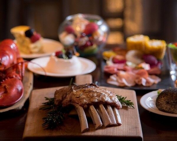 บุฟเฟ่ต์มื้อค่ำกับเมนูจานเด่นประจำวัน ให้คุณได้อิ่มอร่อยทุกวัน ณ ห้องอาหารบราสเซอรี ยูโรป้า โรงแรมสยามเคมปินสกี้ กรุงเทพฯ