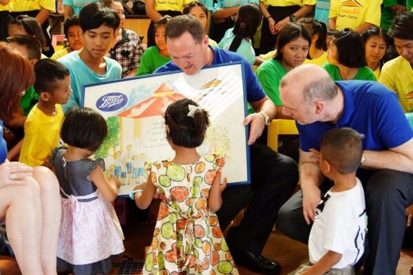 บู๊ทส์ ประเทศไทย ระดมเงินทุนช่วยเหลือ 7 ล้านบาท เป็นเวลาสามปี เพื่อเด็กกำพร้าที่ติดเชื้อเอชไอวีบ้านแกร์ด้า มูลนิธิสิทธิเด็ก